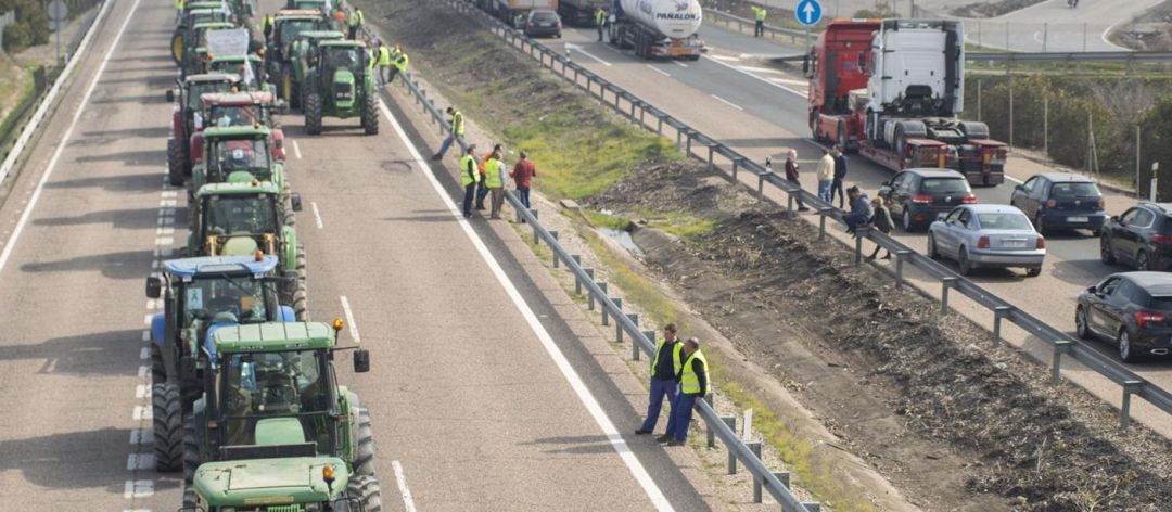 Tractores en la A-4, en la protestas del 30 de enero. Tractores en la A-4, en la protestas del 30 de enero.