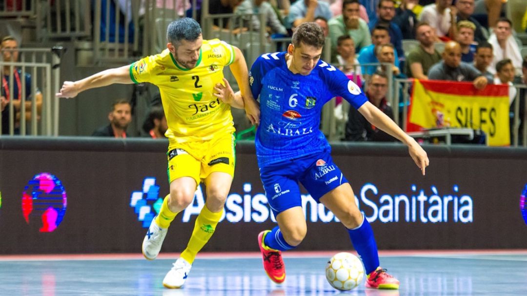 El amarillo Mauricio se disputa un balón con Juanan, del Viña Albali Valdepeñas. El amarillo Mauricio se disputa un balón con Juanan, del Viña Albali Valdepeñas.
