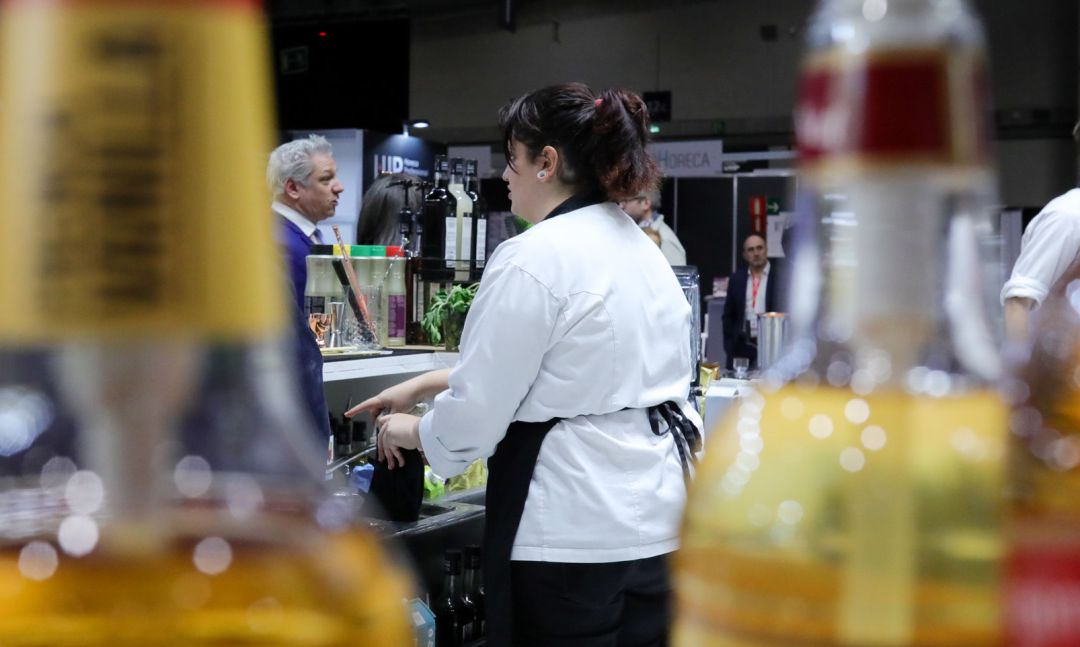 Una camarera en un bar Una camarera en un bar