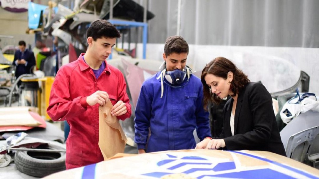 El gobierno de Ayuso recorta en 700 euros la ayuda por alumno que vuelve al sistema educativo