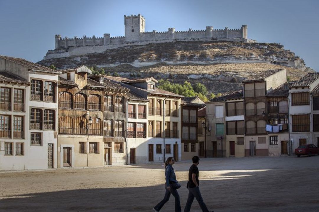 Imagen del castillo de Peñafiel desde la Plaza del Coso. Imagen del castillo de Peñafiel desde la Plaza del Coso.