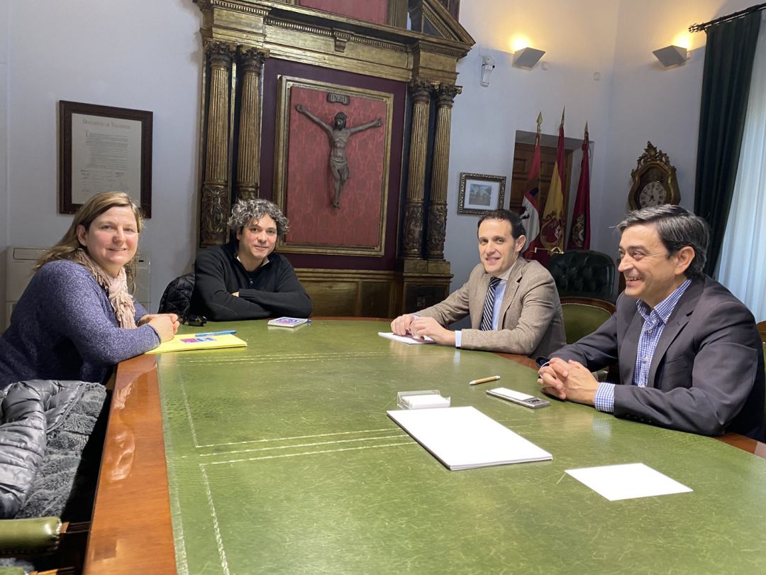 La reunión que mantuvieron en Diputación el presidente, Conrado Íscar (2º por dch) con algunos de los miembros de la plataforma A11 Pasos, y el diputado y concejal de Peñafiel, Agapito Hernández (dch) La reunión que mantuvieron en Diputación el presidente, Conrado Íscar (2º por dch) con algunos de los miembros de la plataforma A11 Pasos, y el diputado y concejal de Peñafiel, Agapito Hernández (dch)