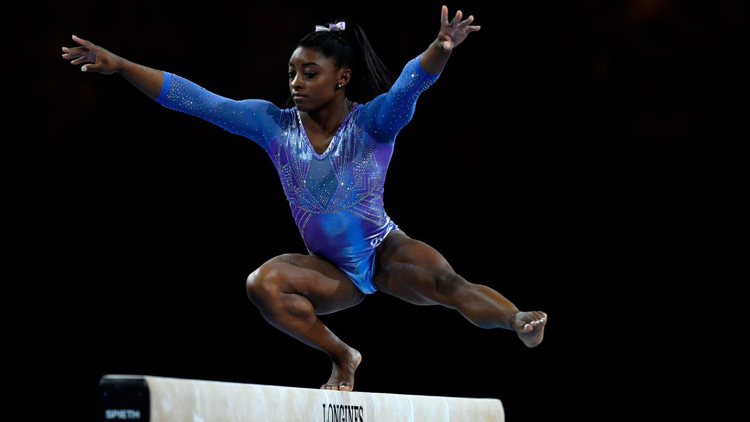 Simone Biles, en pleno ejercicio en barra fija Simone Biles, en pleno ejercicio en barra fija