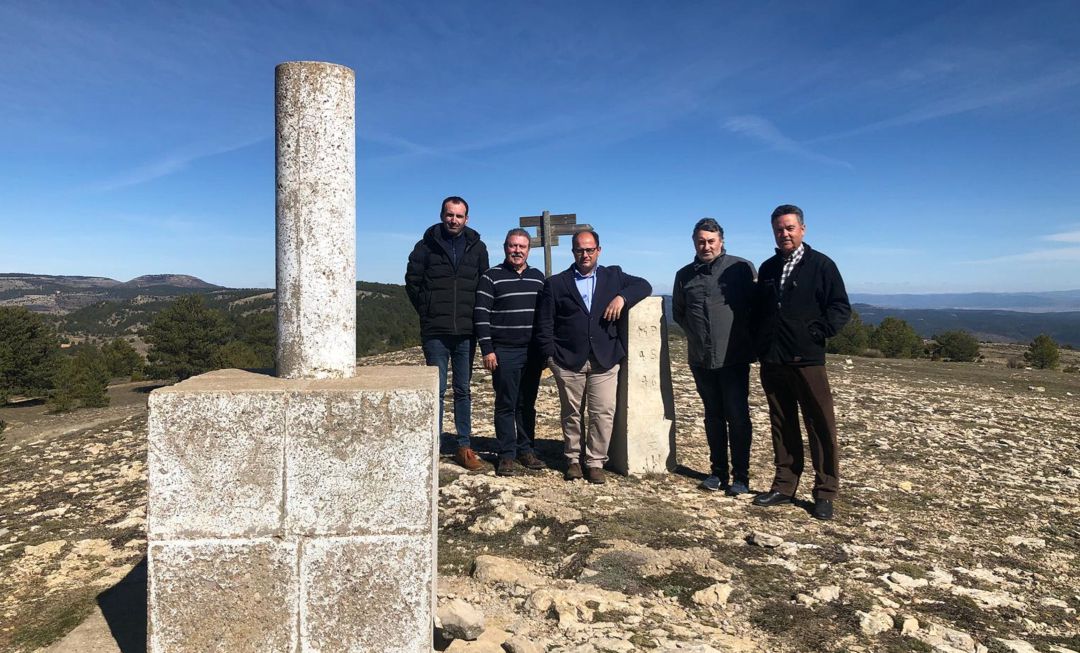 Vicente Giménez (a la izquierda) en el punto de unión de los tres reinos históricos de Castilla, Aragón y Valencia, junto a los alcaldes de Veguillas de la Sierra (Teruel) y Castielfabib (Valencia), y representantes de la Diputación de Teruel, en el encuentro mantenido a finales del pasado mes de febrero. Vicente Giménez (a la izquierda) en el punto de unión de los tres reinos históricos de Castilla, Aragón y Valencia, junto a los alcaldes de Veguillas de la Sierra (Teruel) y Castielfabib (Valencia), y representantes de la Diputación de Teruel, en el encuentro mantenido a finales del pasado mes de febrero.