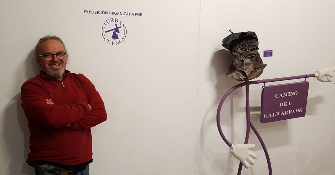 Miguel B. Ortega junto a una de las piezas de su exposición. Miguel B. Ortega junto a una de las piezas de su exposición.