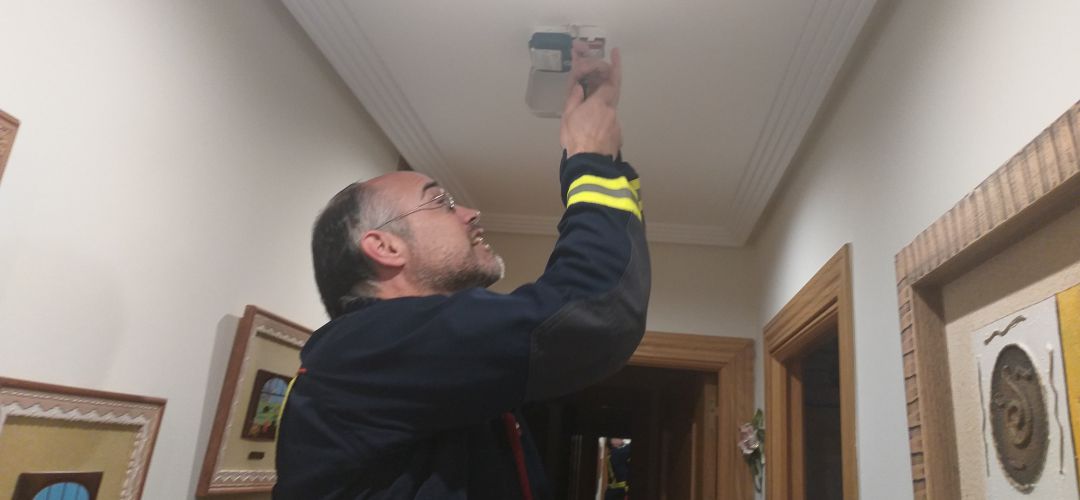 Los expertos aconsejan instalar en el techo de nuestras casas un detector de humos, cuya alerta, puede salvar vidas. Los expertos aconsejan instalar en el techo de nuestras casas un detector de humos, cuya alerta, puede salvar vidas.