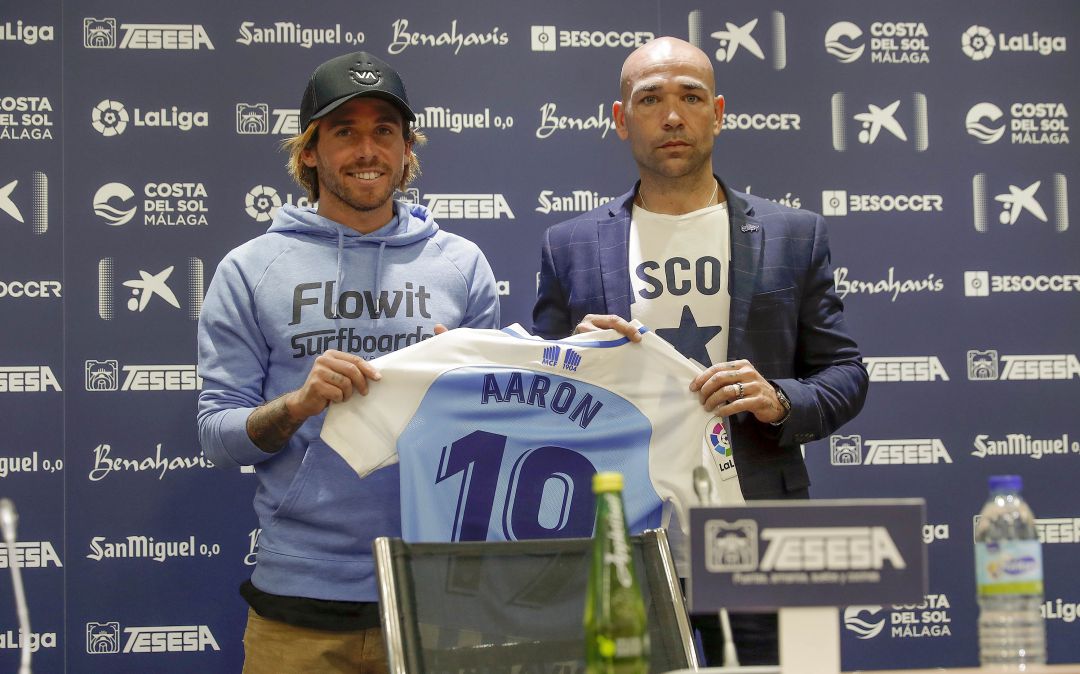 Aarón Ñíguez, posando con la camiseta del Málaga junto al director deportivo Manolo Gaspar Aarón Ñíguez, posando con la camiseta del Málaga junto al director deportivo Manolo Gaspar
