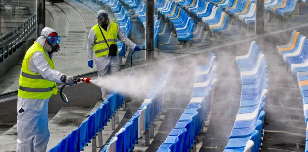 Técnicos de limpieza desinfectando el estadio Técnicos de limpieza desinfectando el estadio