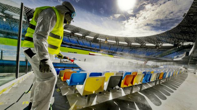 Técnicos de limpieza desinfectando el estadio Técnicos de limpieza desinfectando el estadio
