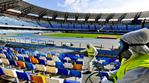 Técnicos de limpieza desinfectando el estadio Técnicos de limpieza desinfectando el estadio