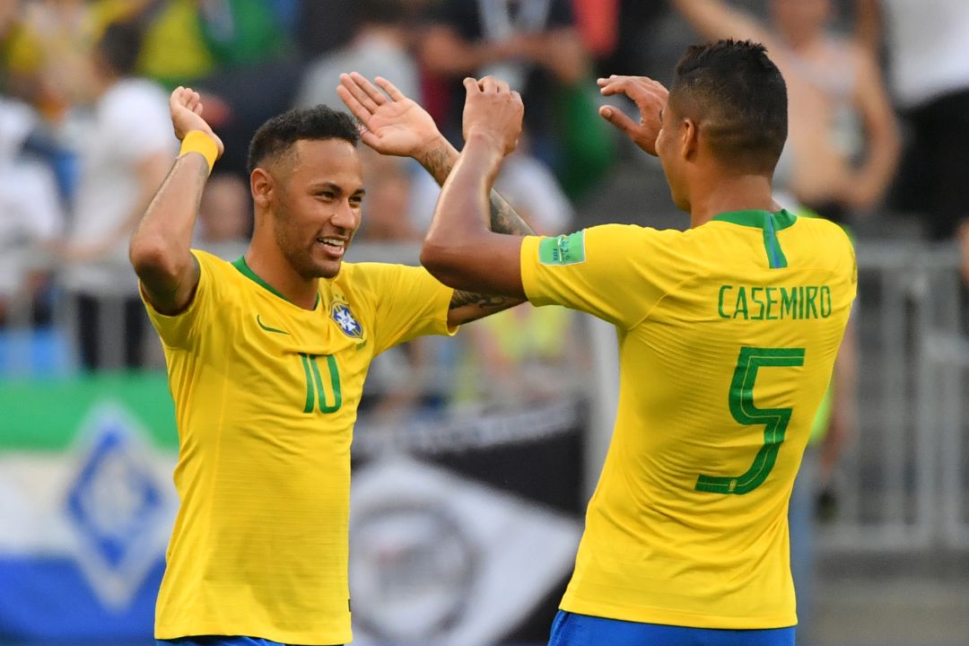 Neymar y Casemiro, en un partido de la selección brasileña. Neymar y Casemiro, en un partido de la selección brasileña.