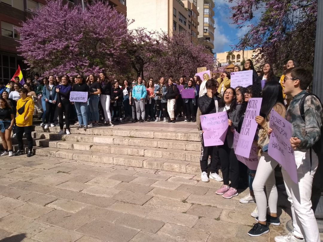 Concentración en el IES Jorge Juan, para secundar la acción del Sindicato de Estudiantes. Concentración en el IES Jorge Juan, para secundar la acción del Sindicato de Estudiantes.