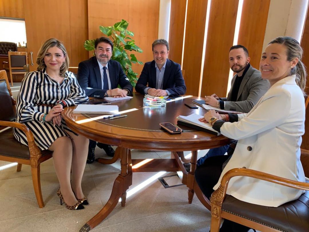 Imagen de la reunión entre el equipo de gobierno y representantes de Compromís Imagen de la reunión entre el equipo de gobierno y representantes de Compromís
