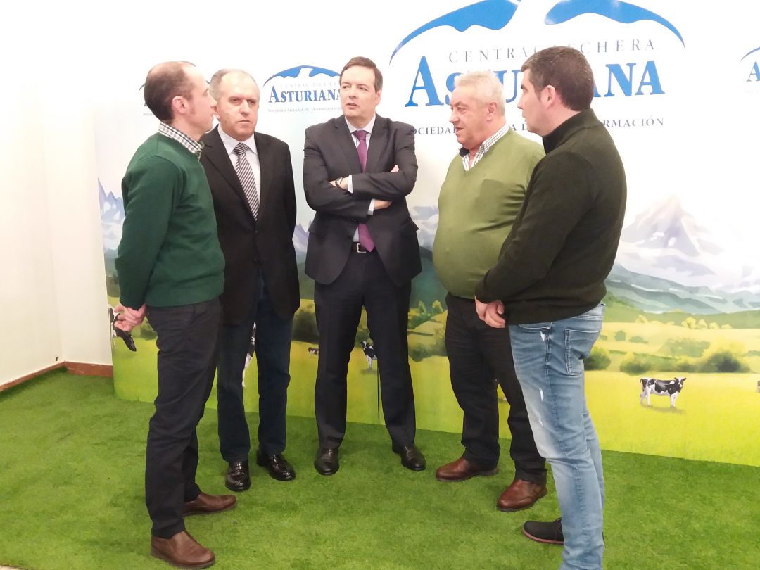 El Presidente de CLAS, Bertino Velasco, y su Director General, Francisco Sanmartín, conversan con otros responsables de la sociedad tras comunicar el preacuerdo alcanzado sobre Biogastur El Presidente de CLAS, Bertino Velasco, y su Director General, Francisco Sanmartín, conversan con otros responsables de la sociedad tras comunicar el preacuerdo alcanzado sobre Biogastur