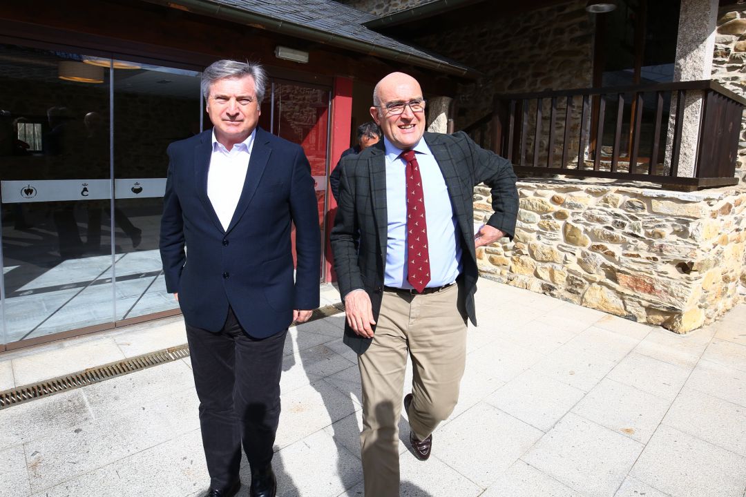 El alcalde de Carracedelo, Raúl Valcarce y el consejero de Agricultura, Jesús Julio Carnero El alcalde de Carracedelo, Raúl Valcarce y el consejero de Agricultura, Jesús Julio Carnero