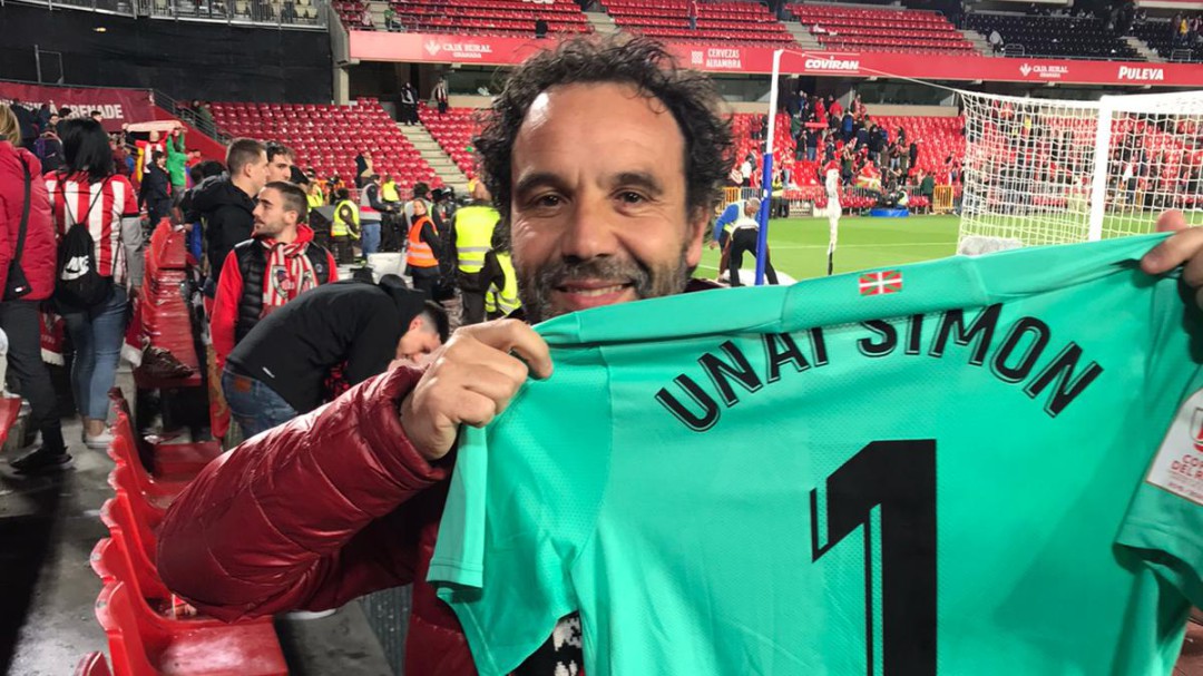 La historia de cómo Jon consiguió la camiseta de Unai Simón