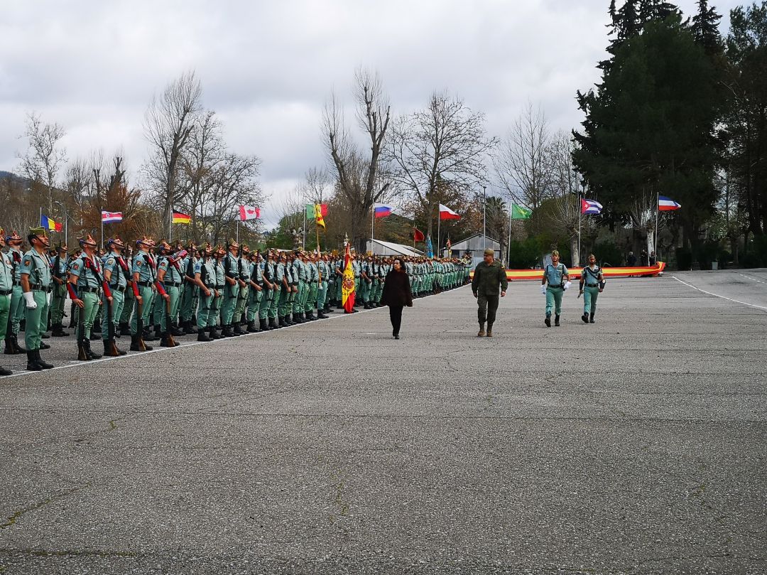 La ministra Robles saluda a las tropas militares con base en el acuartelamiento de Montejaque La ministra Robles saluda a las tropas militares con base en el acuartelamiento de Montejaque