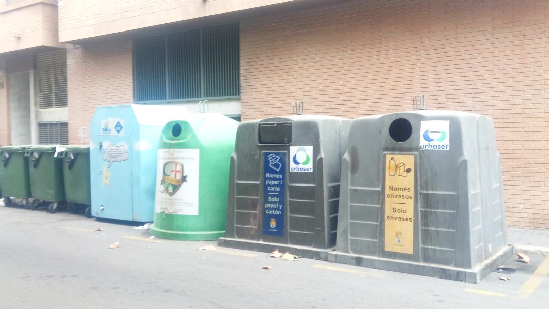 Foto de archivo de diferentes contenedores de recogida selectiva en Dénia. Foto de archivo de diferentes contenedores de recogida selectiva en Dénia.