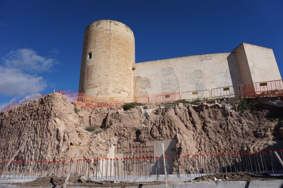 Imagen de archivo de obras en el castillo de Elda Imagen de archivo de obras en el castillo de Elda
