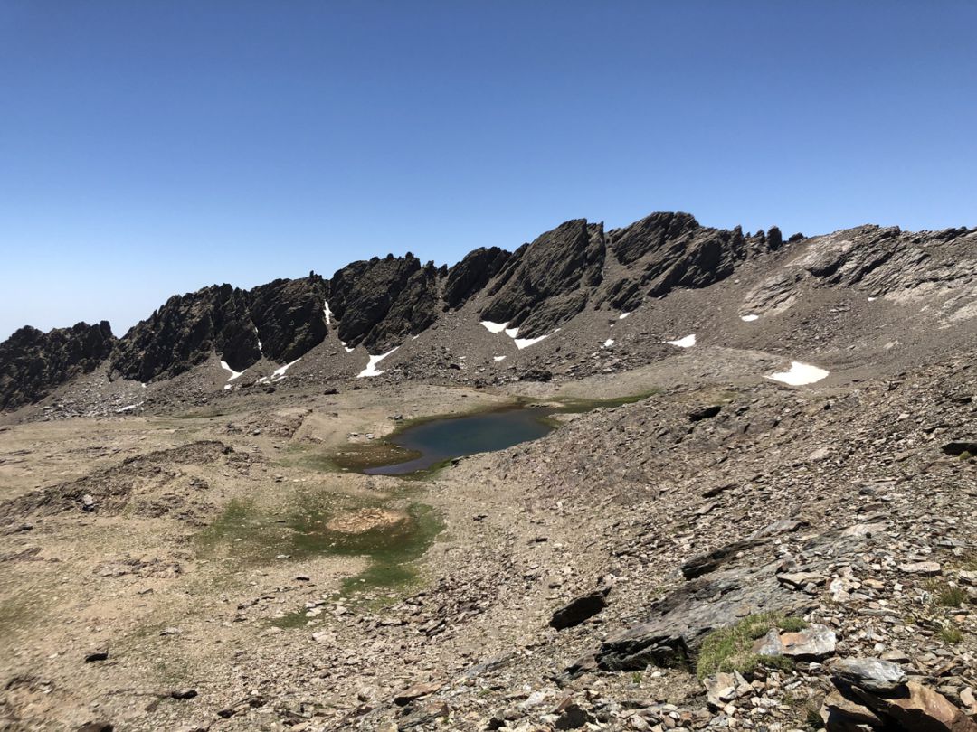 Laguna alpina de Río Seco, situada a 3.020 metros de altitud en el Parque Nacional de Sierra Nevada (Granada) Laguna alpina de Río Seco, situada a 3.020 metros de altitud en el Parque Nacional de Sierra Nevada (Granada)