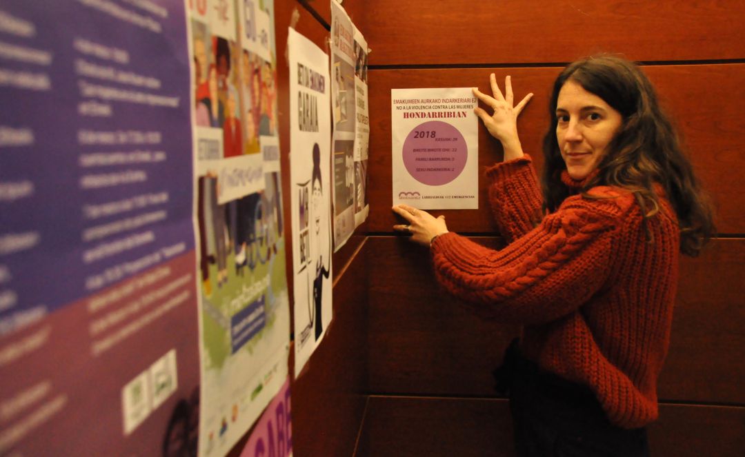 Modelo de punto lila que el primer partido de la oposición en Hondarribia está colocando en distintos puntos de la ciudad con los datos de violencia de género. Modelo de punto lila que el primer partido de la oposición en Hondarribia está colocando en distintos puntos de la ciudad con los datos de violencia de género.