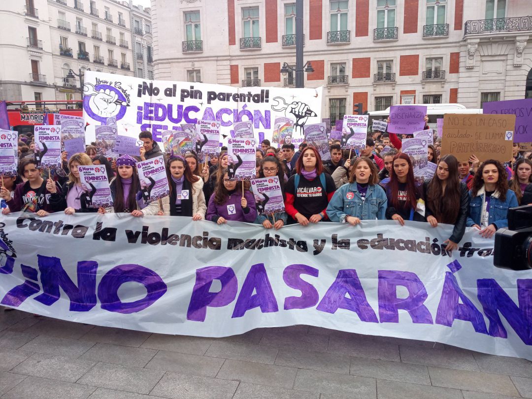 Jóvenes feministas se manifiestan en Madrid contra el 'pin parental' durante la jornada de huelga convocada por el Sindicato de Estudiantes en vísperas del 8M. Jóvenes feministas se manifiestan en Madrid contra el 'pin parental' durante la jornada de huelga convocada por el Sindicato de Estudiantes en vísperas del 8M.