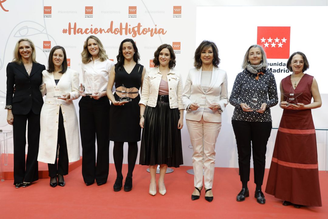 Foto de familia de las premiadas durante la entrega de reconocimientos por el Día Internacional de la Mujer en la Real Casa de Correos, en Madrid, a 06 de marzo de 2020.
06 MARZO 2020
Foto de familia de las premiadas durante la entrega de reconocimientos por el Día Internacional de la Mujer en la Real Casa de Correos, en Madrid, a 06 de marzo de 2020.
06 MARZO 2020