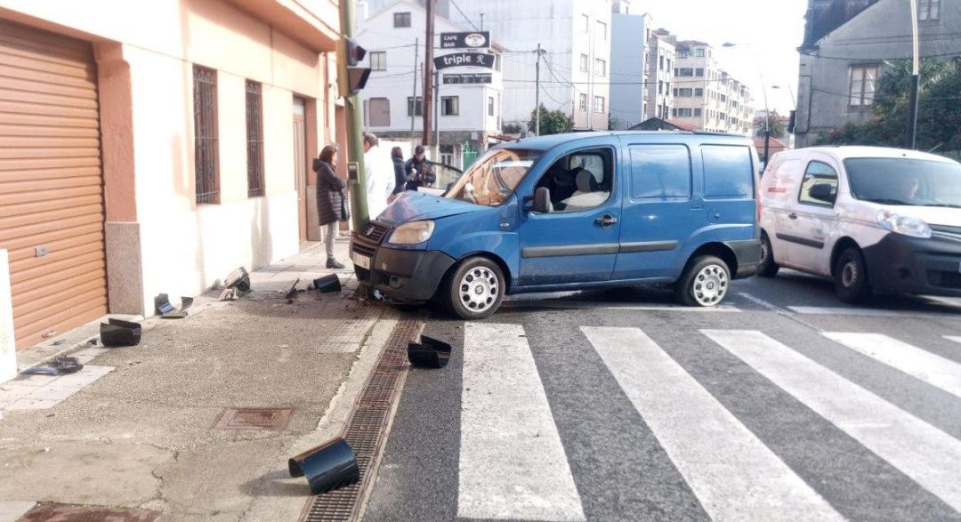 Aparatoso accidente de tráfico en Poio Aparatoso accidente de tráfico en Poio