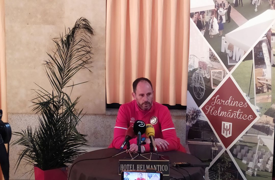 Jabi Luaces, entrenador de Unionistas de Salamanca, en la previa del partido ante Osasuna B. Jabi Luaces, entrenador de Unionistas de Salamanca, en la previa del partido ante Osasuna B.
