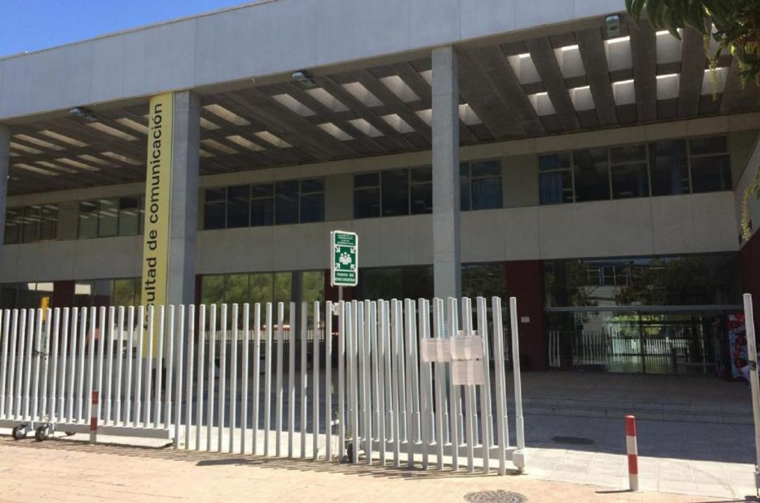 Primera facultad en tomar medidas contra el coronavirus tras dar positivo una de las alumnas Primera facultad en tomar medidas contra el coronavirus tras dar positivo una de las alumnas