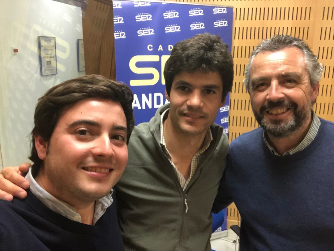 Pablo Aguado, junto a los presentadores del programa El Toreo, José Manuel Peña, a la izquierda de la imagen, y Paco García Pablo Aguado, junto a los presentadores del programa El Toreo, José Manuel Peña, a la izquierda de la imagen, y Paco García
