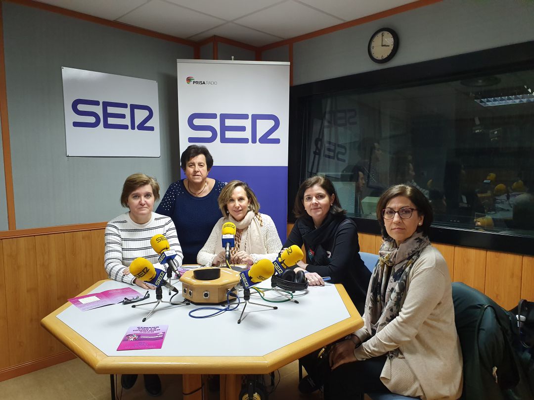Técnicas del Centro de la Mujer de Tarancón junto con la concejala de Igualdad, Conchi Zarzo. Técnicas del Centro de la Mujer de Tarancón junto con la concejala de Igualdad, Conchi Zarzo.