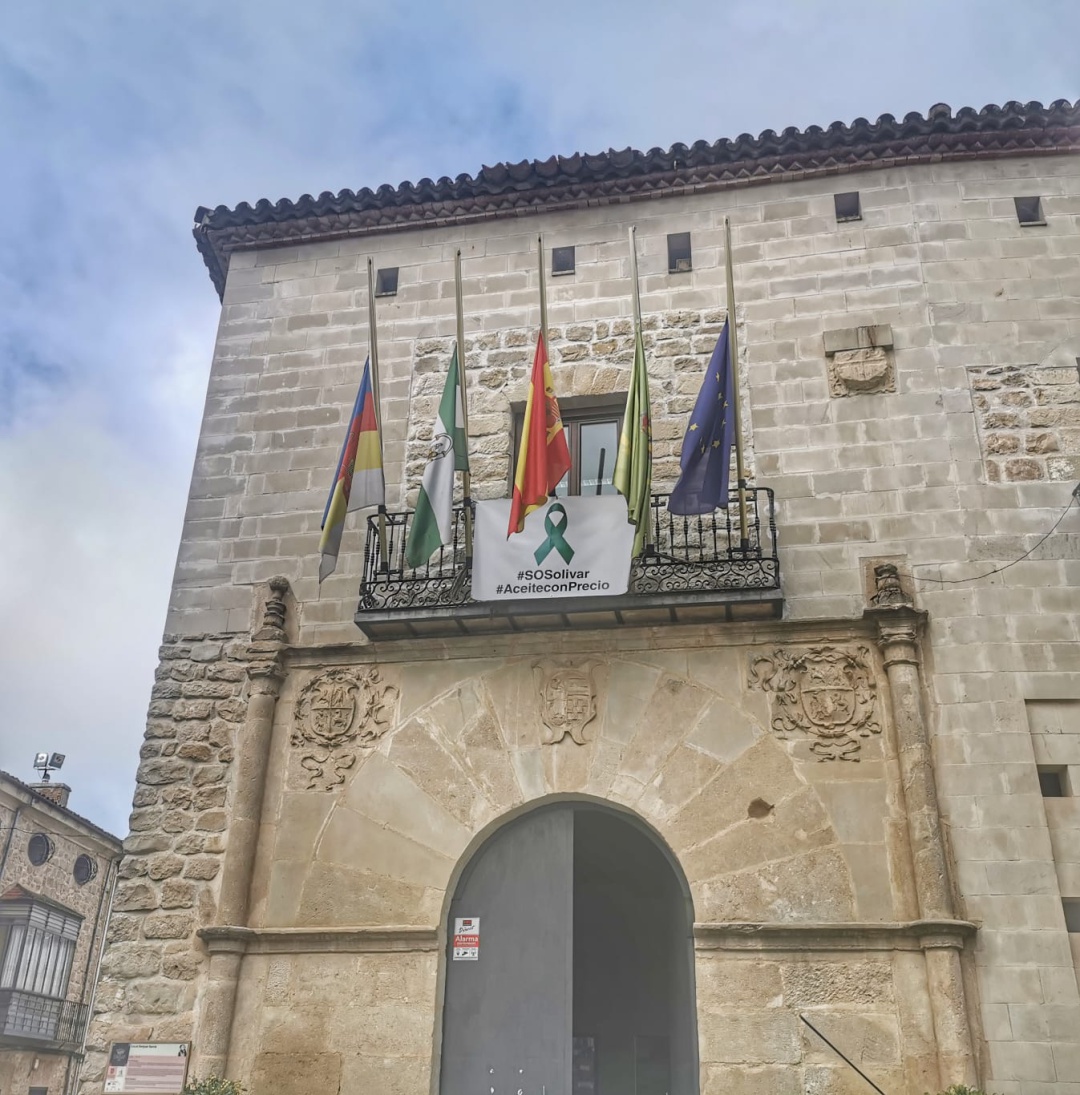 Las banderas lucen a media asta en el balcón municipal del ayuntamiento castellariego en señal de luto oficial por la muerte del joven Las banderas lucen a media asta en el balcón municipal del ayuntamiento castellariego en señal de luto oficial por la muerte del joven