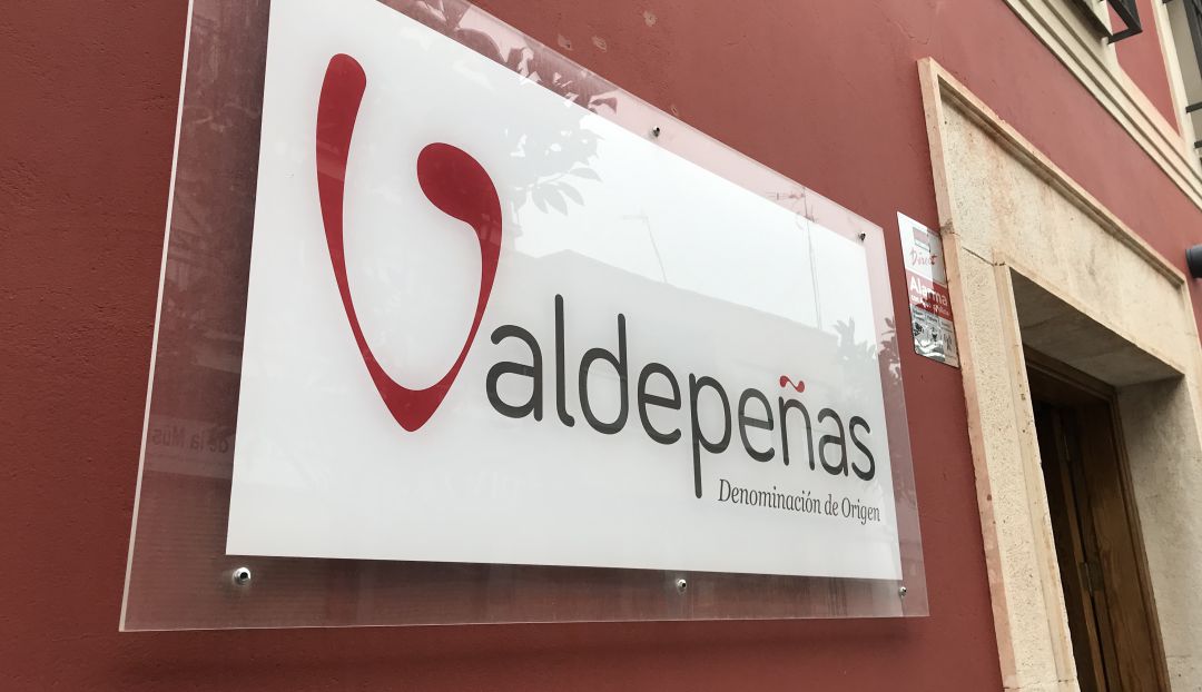 Imagen de la cartelería de la D.O. Valdepeñas, en la fachada principal de la sede de esta Denominación de Origen Imagen de la cartelería de la D.O. Valdepeñas, en la fachada principal de la sede de esta Denominación de Origen