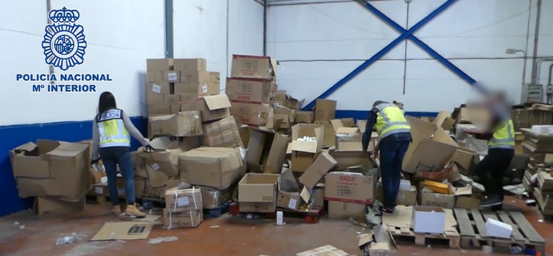 Los agentes entraron en la nave industrial donde encontraron 1.300 perfumes y 8.000 gafas de marcas de lujo, todo ello falsificado. Los agentes entraron en la nave industrial donde encontraron 1.300 perfumes y 8.000 gafas de marcas de lujo, todo ello falsificado.