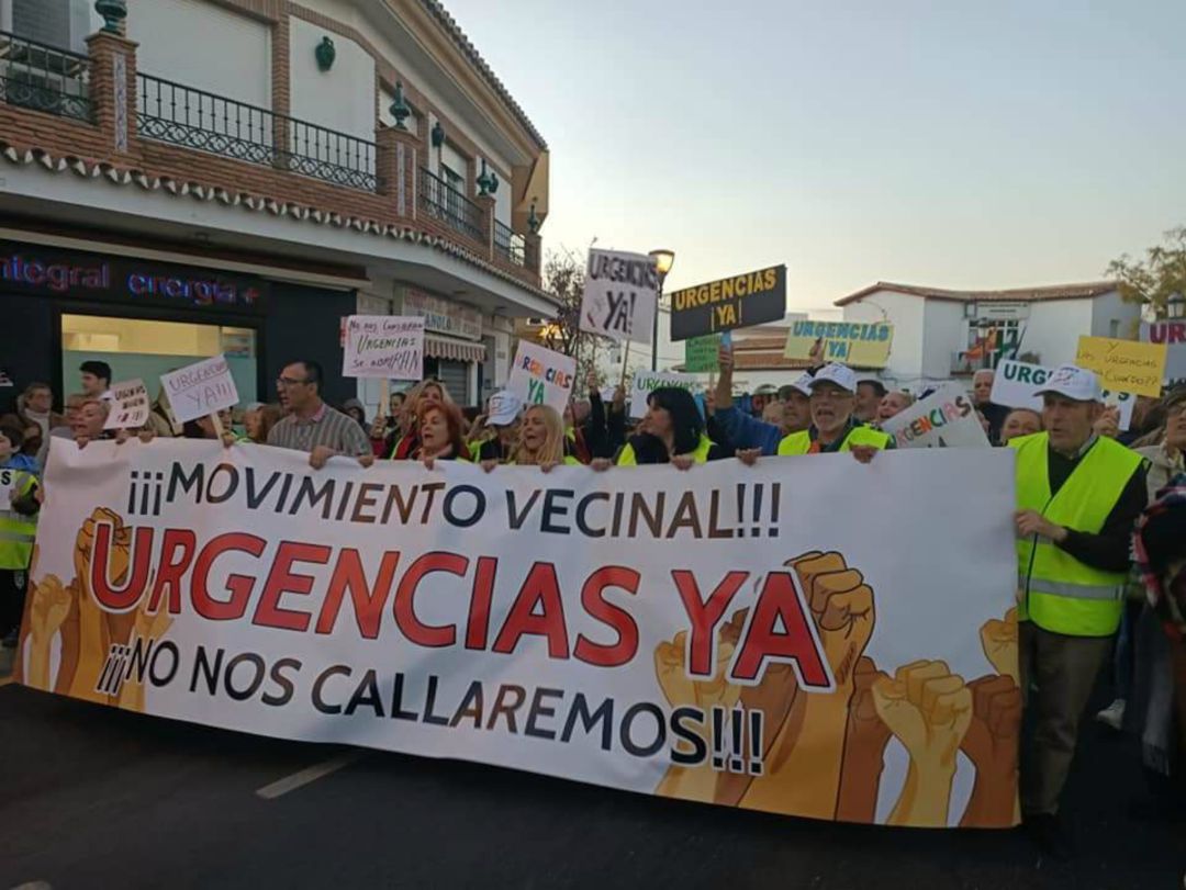 Vecinos de Churriana durante la manifestación de este viernes Vecinos de Churriana durante la manifestación de este viernes