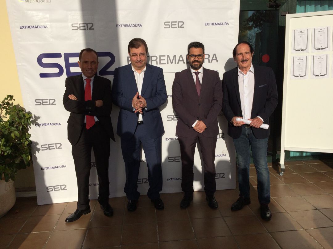 Los principales ponentes junto al director de SER Extremadura al inicio del foro Los principales ponentes junto al director de SER Extremadura al inicio del foro