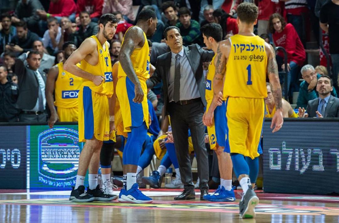Sfairopoulos da instrucciones a sus jugadores en Tel Aviv. Sfairopoulos da instrucciones a sus jugadores en Tel Aviv.