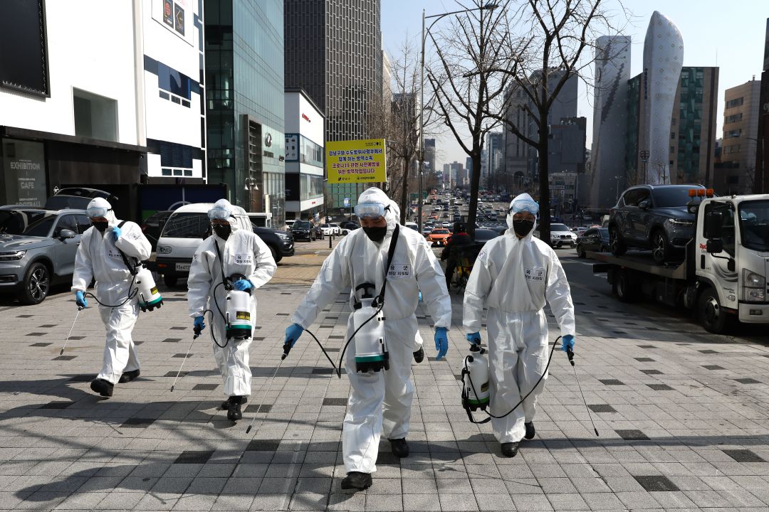 En Corea del Sur los militares desinfectan las calles. En Corea del Sur los militares desinfectan las calles.