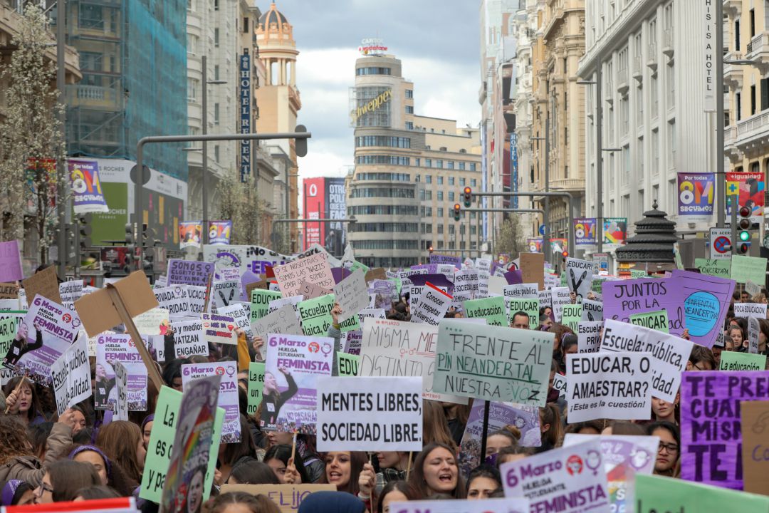Jóvenes con pancartas que secundaron la huelga estudiante y feminista el 6 de marzo a su paso por el centro de Madrid Jóvenes con pancartas que secundaron la huelga estudiante y feminista el 6 de marzo a su paso por el centro de Madrid