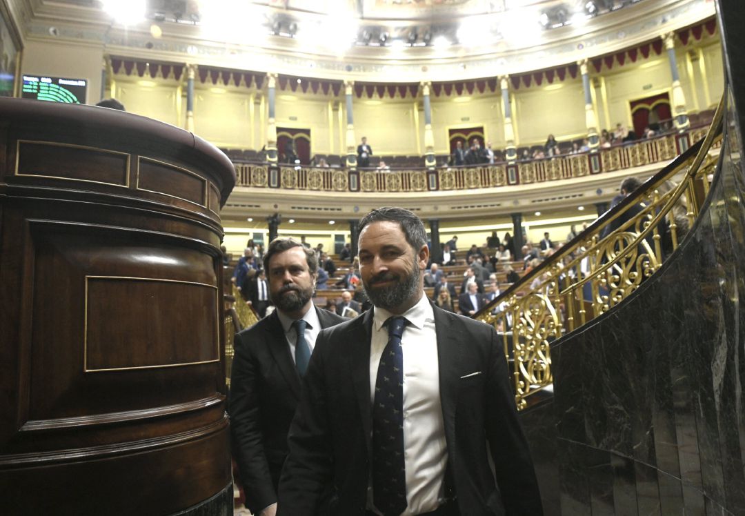 El presidente de VOX, Santiago Abascal (dech) y el portavoz de VOX en el Congreso, Iván Espinosa de los Monteros (izq), salen del hemiciclo del Congreso. El presidente de VOX, Santiago Abascal (dech) y el portavoz de VOX en el Congreso, Iván Espinosa de los Monteros (izq), salen del hemiciclo del Congreso.