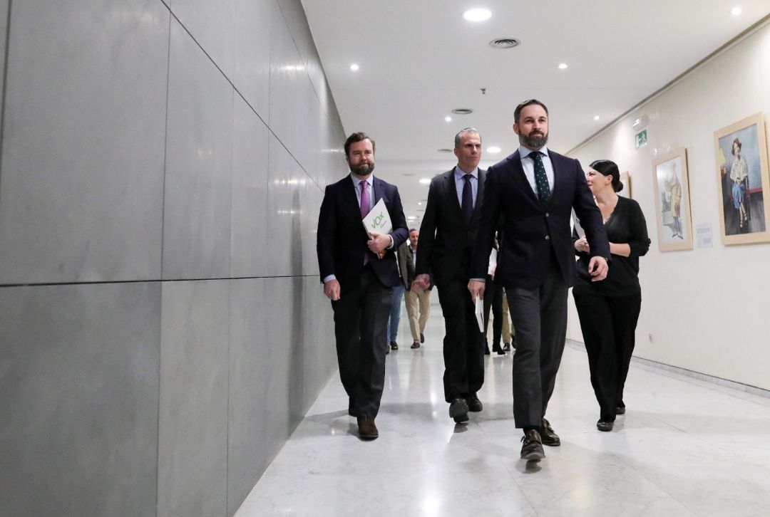 El portavoz VOX en el Congreso de los Diputados, Iván Espinosa de los Monteros; el secretario general de Vox, Javier Ortega Smith; el presidente de VOX, Santiago Abascal; y la secretaria general del Grupo Parlamentario de VOX, Macarena Olona. El portavoz VOX en el Congreso de los Diputados, Iván Espinosa de los Monteros; el secretario general de Vox, Javier Ortega Smith; el presidente de VOX, Santiago Abascal; y la secretaria general del Grupo Parlamentario de VOX, Macarena Olona.