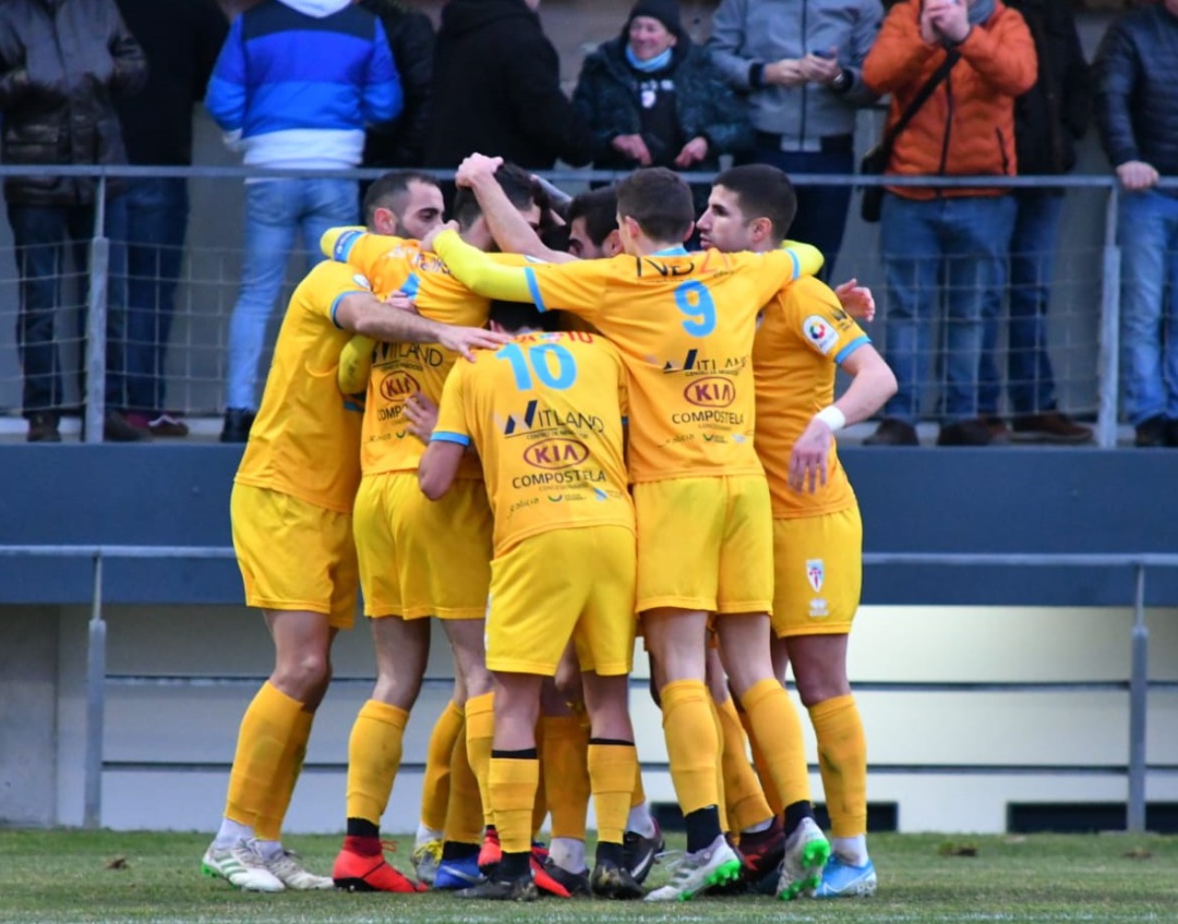 Los jugadores del Compos celebran un gol en el partido de ida ante la UD Ourense Los jugadores del Compos celebran un gol en el partido de ida ante la UD Ourense