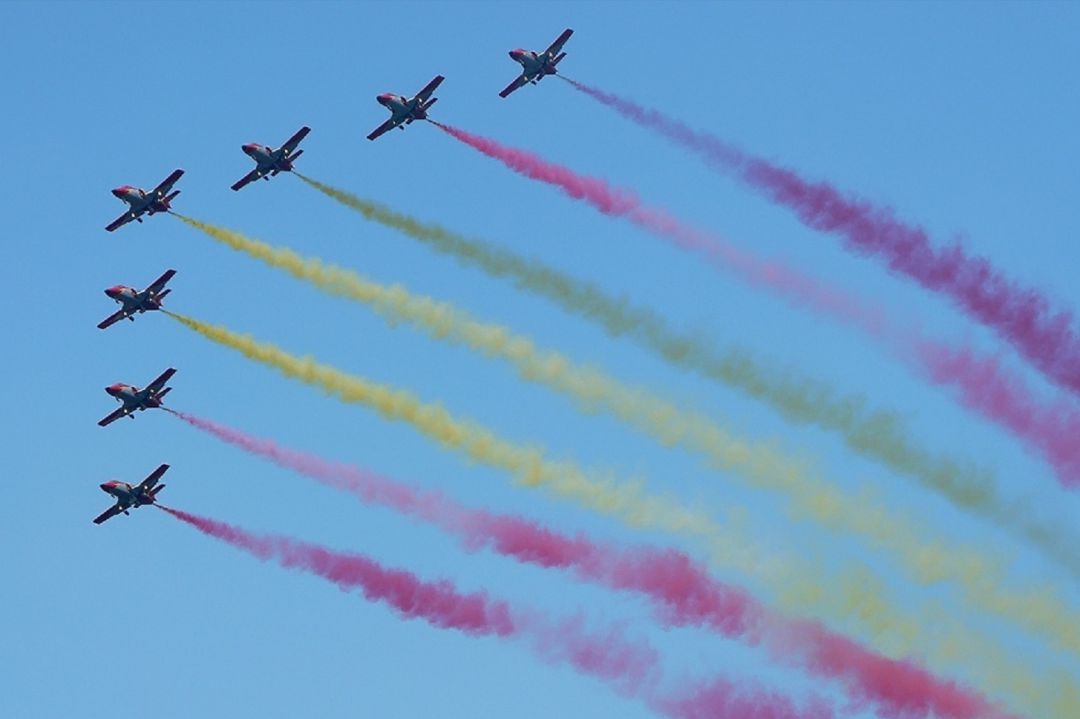 La Patrulla Águila es el grupo de vuelo acrobático del Ejército del Aire, creada en 1954 con sede en San Javier. Vuelan con siete aviones CASA C-101 de fabricación española La Patrulla Águila es el grupo de vuelo acrobático del Ejército del Aire, creada en 1954 con sede en San Javier. Vuelan con siete aviones CASA C-101 de fabricación española