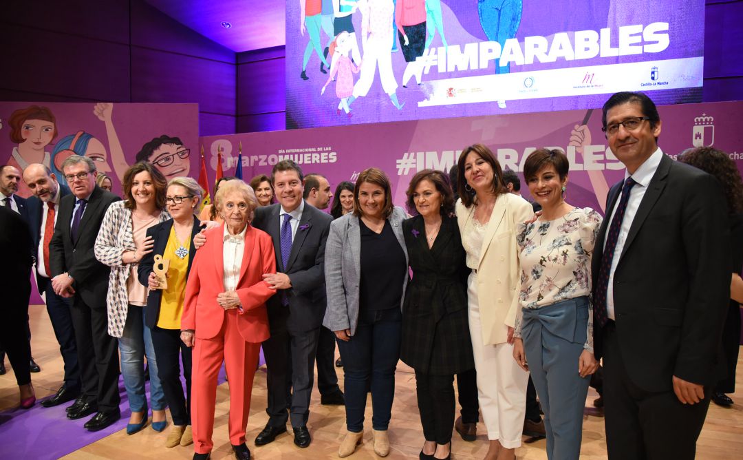 Bienvenida Pérez, en el centro, junto al presidente de Castilla La Mancha y la vicepresidenta Carmen Calvo entre otras autoridades. Bienvenida Pérez, en el centro, junto al presidente de Castilla La Mancha y la vicepresidenta Carmen Calvo entre otras autoridades.