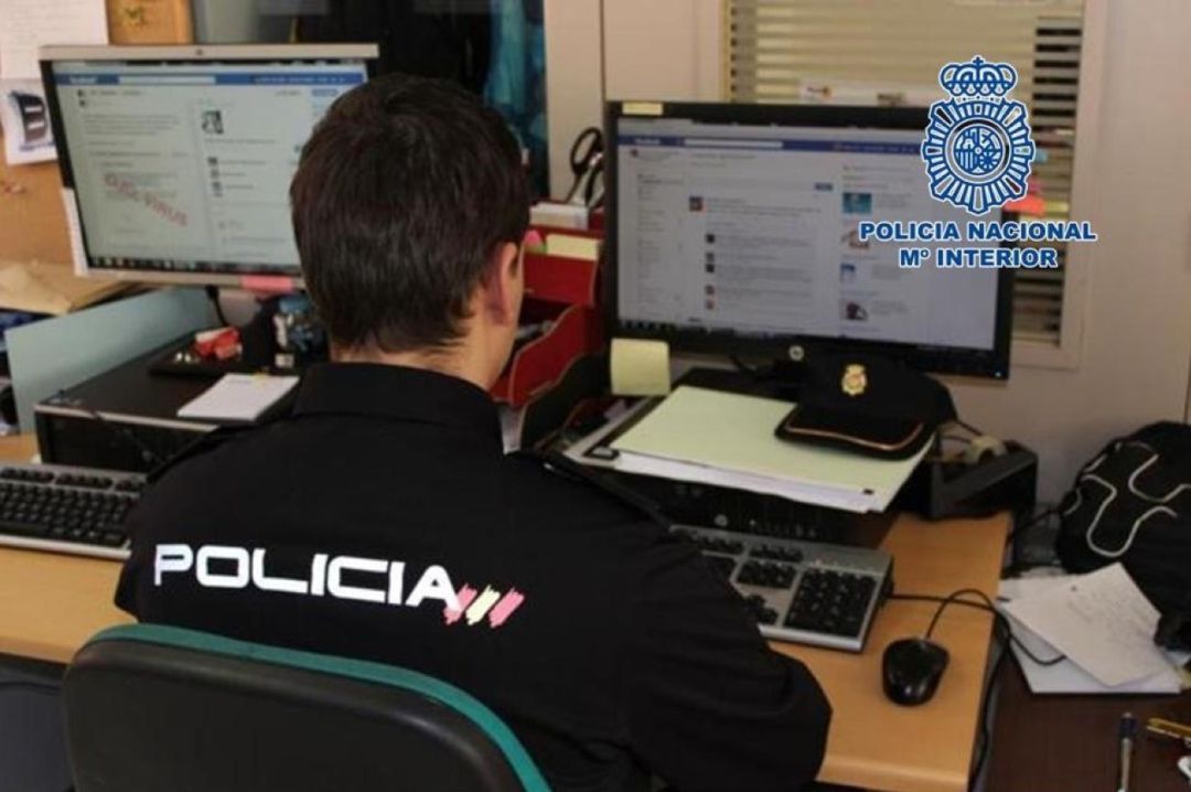 Agentes encargados del control de redes sociales. Agentes encargados del control de redes sociales.