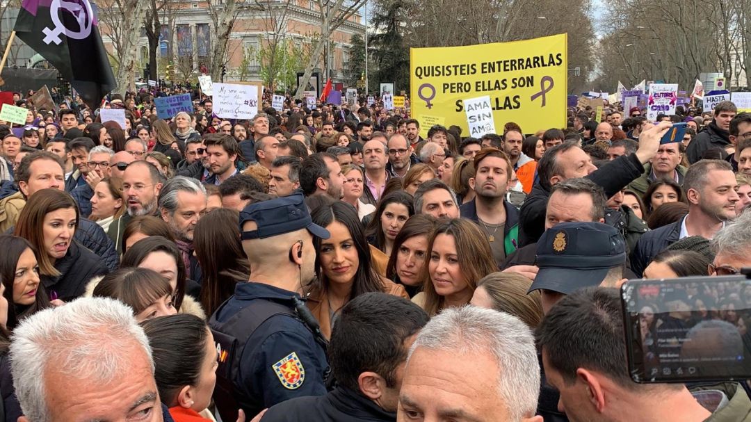 La vicealcaldesa de Madrid, Begoña Villacís, escoltada por varios policías durante la manifestación del 8 de marzo La vicealcaldesa de Madrid, Begoña Villacís, escoltada por varios policías durante la manifestación del 8 de marzo