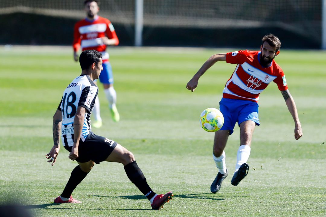 Un momento del partido. Un momento del partido.