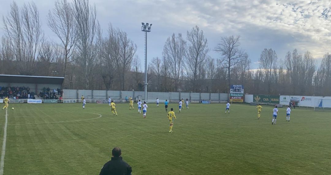 Los blanquiazules -de amarillo- durante un lance del encuentro en La Arboleda. Los blanquiazules -de amarillo- durante un lance del encuentro en La Arboleda.