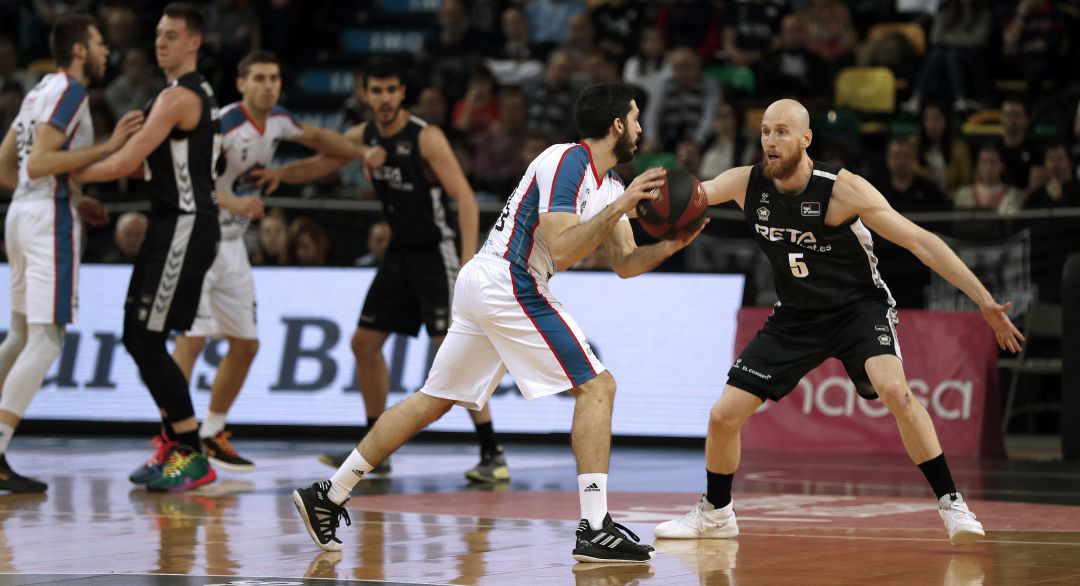 Thomas Schreiner, durante el partido disputado este domingo ante Obradoiro en Miribilla Thomas Schreiner, durante el partido disputado este domingo ante Obradoiro en Miribilla